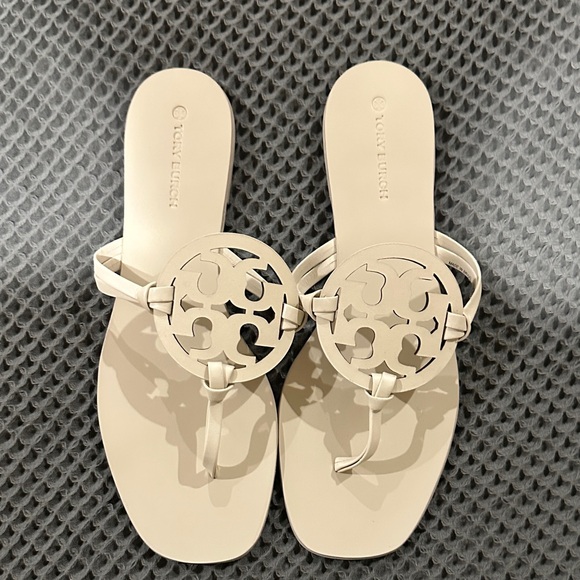 Tory Burch Shoes - Tory Burch Cream
Sandals